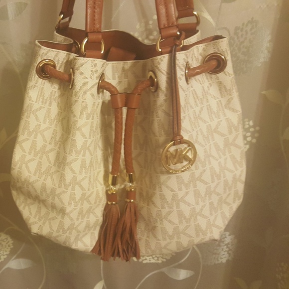 Michael Kors Jet Set Tote - Picture 2 of 8